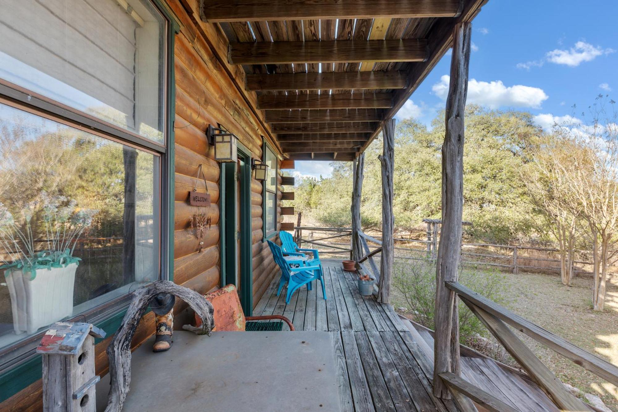 Mighty Oak Log Holiday home Fredericksburg
